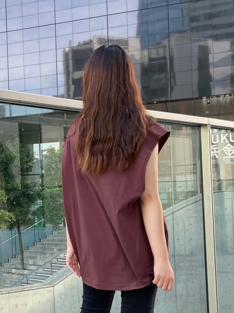 ブラック系のデニムパンツ、ブラック系のサンダル、ブラウン系のTシャツ/カットソーを着用したレディースの夏コーディネートの7枚目の写真