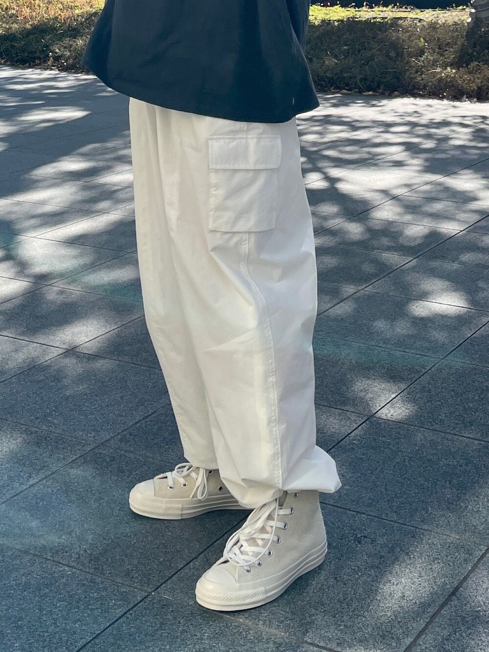 グレー系のTシャツ/カットソー、ピンク系のカーゴパンツ、ホワイト系のスニーカーを着用したレディースの冬コーディネートの8枚目の写真