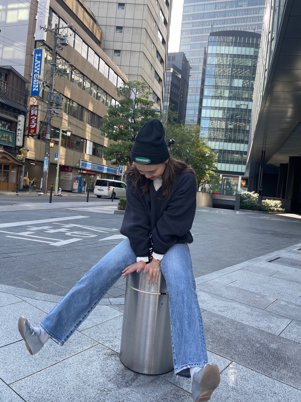 シルバー系のパンプス、ホワイト系のTシャツ/カットソー、グレー系のニット/セーターを着用したレディースの秋コーディネートの7枚目の写真