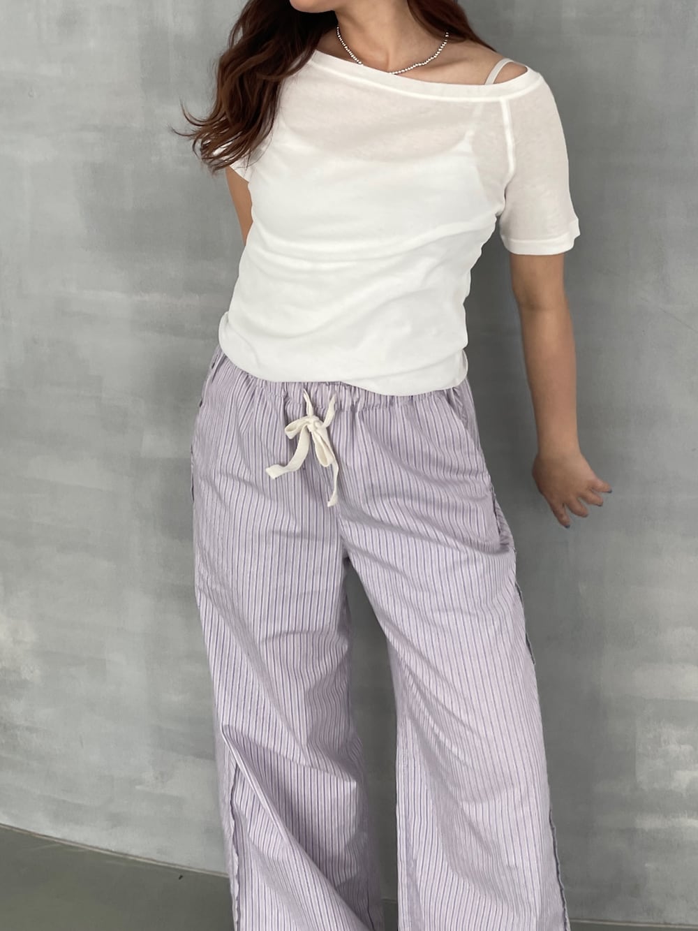 ホワイト系のTシャツ/カットソー、パープル系のその他パンツを着用したレディースの春コーディネートの4枚目の写真