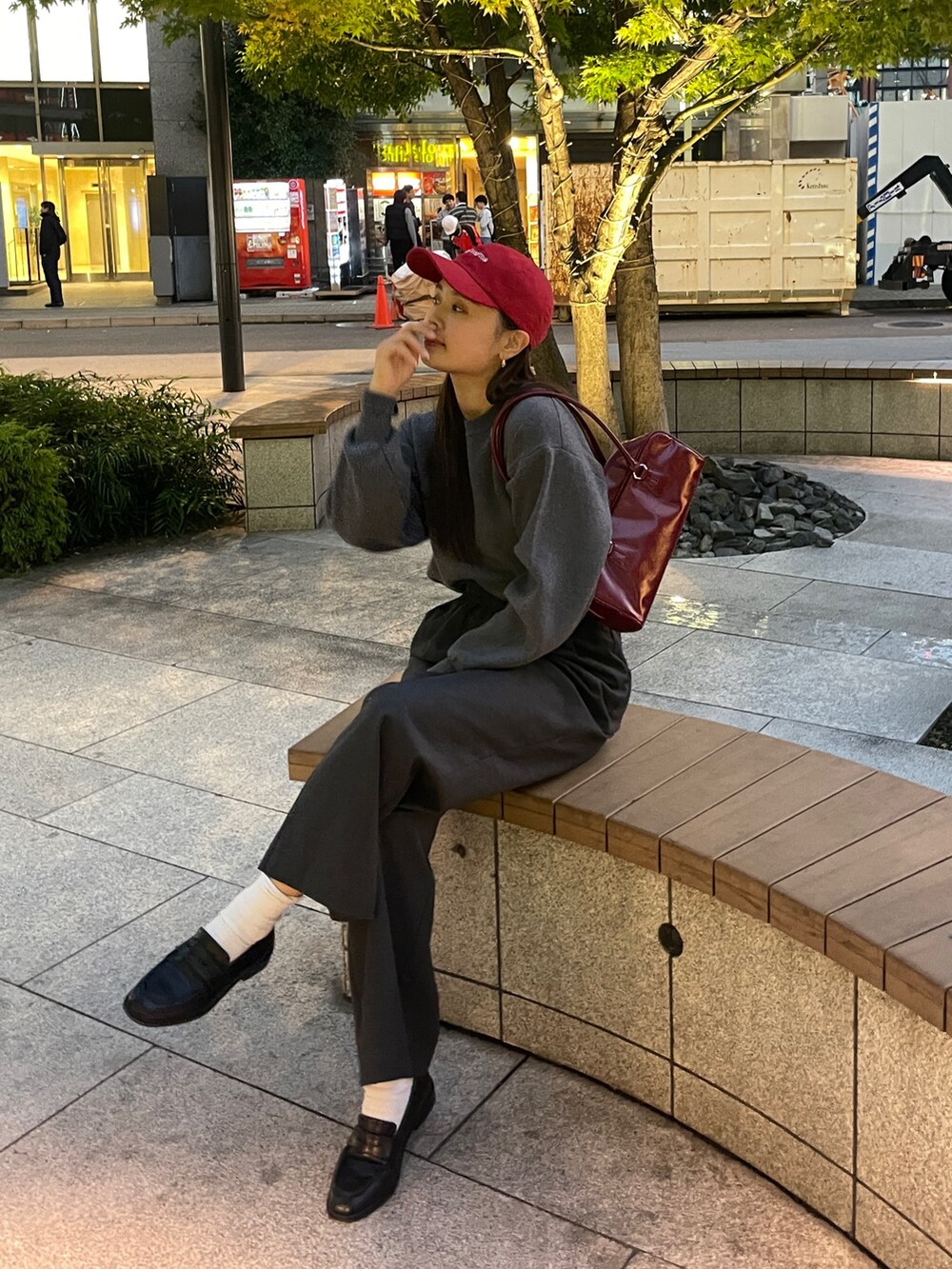 グレー系のその他パンツ、レッド系のハンドバッグ、グレー系のニット/セーターを着用したレディースの秋コーディネートの3枚目の写真