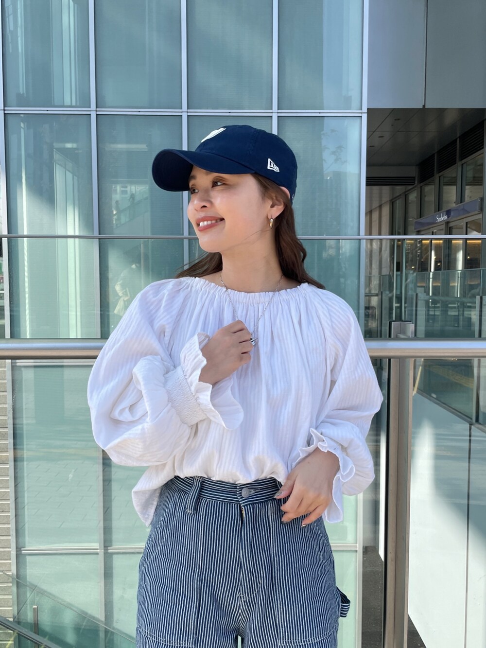 その他のデニムパンツ、ホワイト系のシャツ/ブラウス、ブラック系のキャップを着用したレディースの冬コーディネートの6枚目の写真