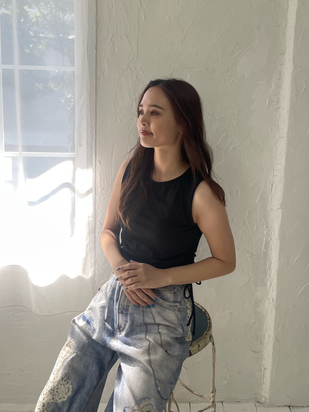 ブルー系のデニムパンツ、ブラック系の水着を着用したレディースの春コーディネートの3枚目の写真