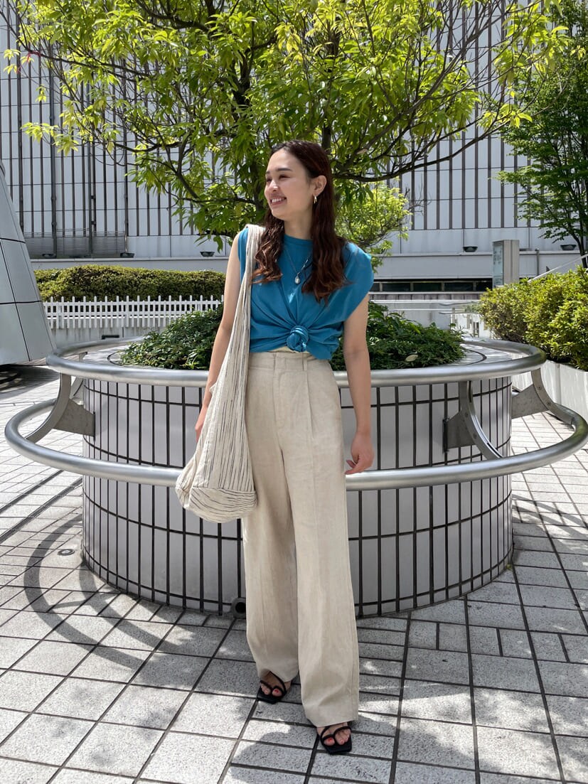 ブラック系のサンダル、ホワイト系のその他パンツ、その他のハンドバッグを着用したレディースの夏コーディネートの7枚目の写真