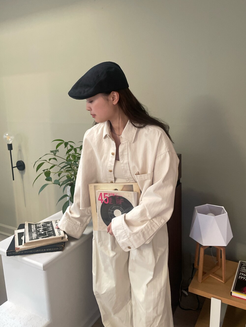 ホワイト系のシャツ/ブラウス、ホワイト系のチノパンツを着用したレディースの冬コーディネートの2枚目の写真