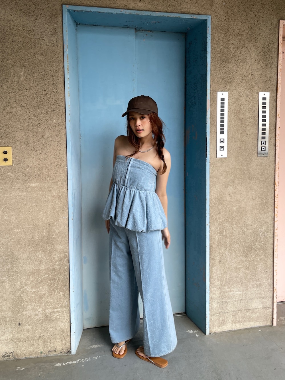 ブルー系のチューブトップ、ブルー系のデニムパンツを着用したレディースの春コーディネートの7枚目の写真