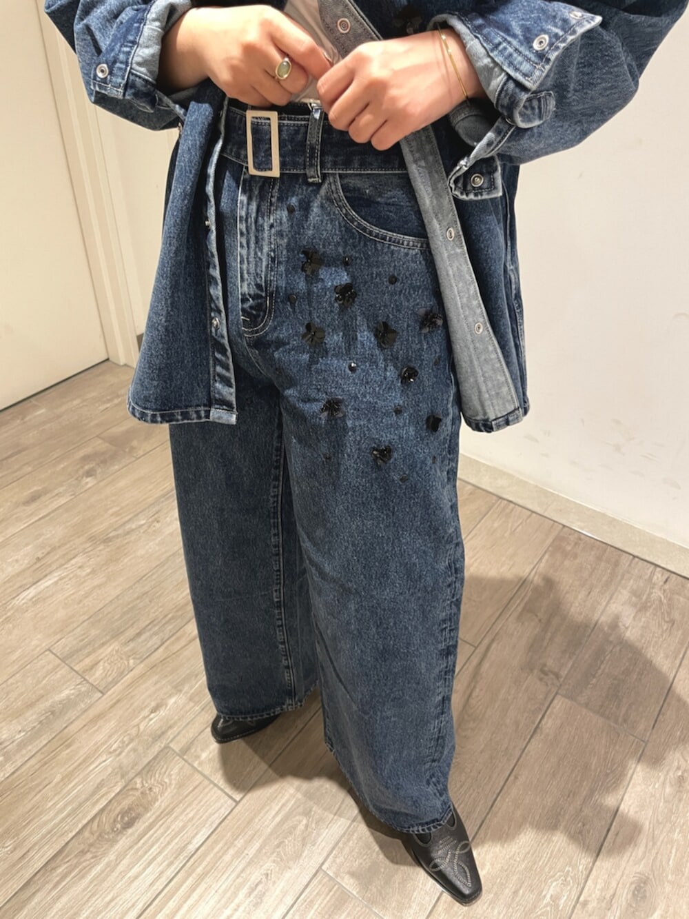 ブラック系のその他シューズ、ブルー系のデニムパンツ、ブルー系のシャツ/ブラウスを着用したレディースの夏コーディネートの6枚目の写真