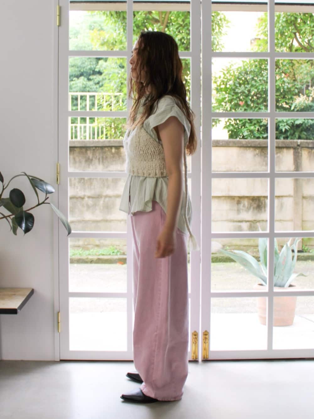 ピンク系のデニムパンツ、ホワイト系のキャミソール、グリーン系のシャツ/ブラウスを着用したレディースの夏コーディネートの2枚目の写真