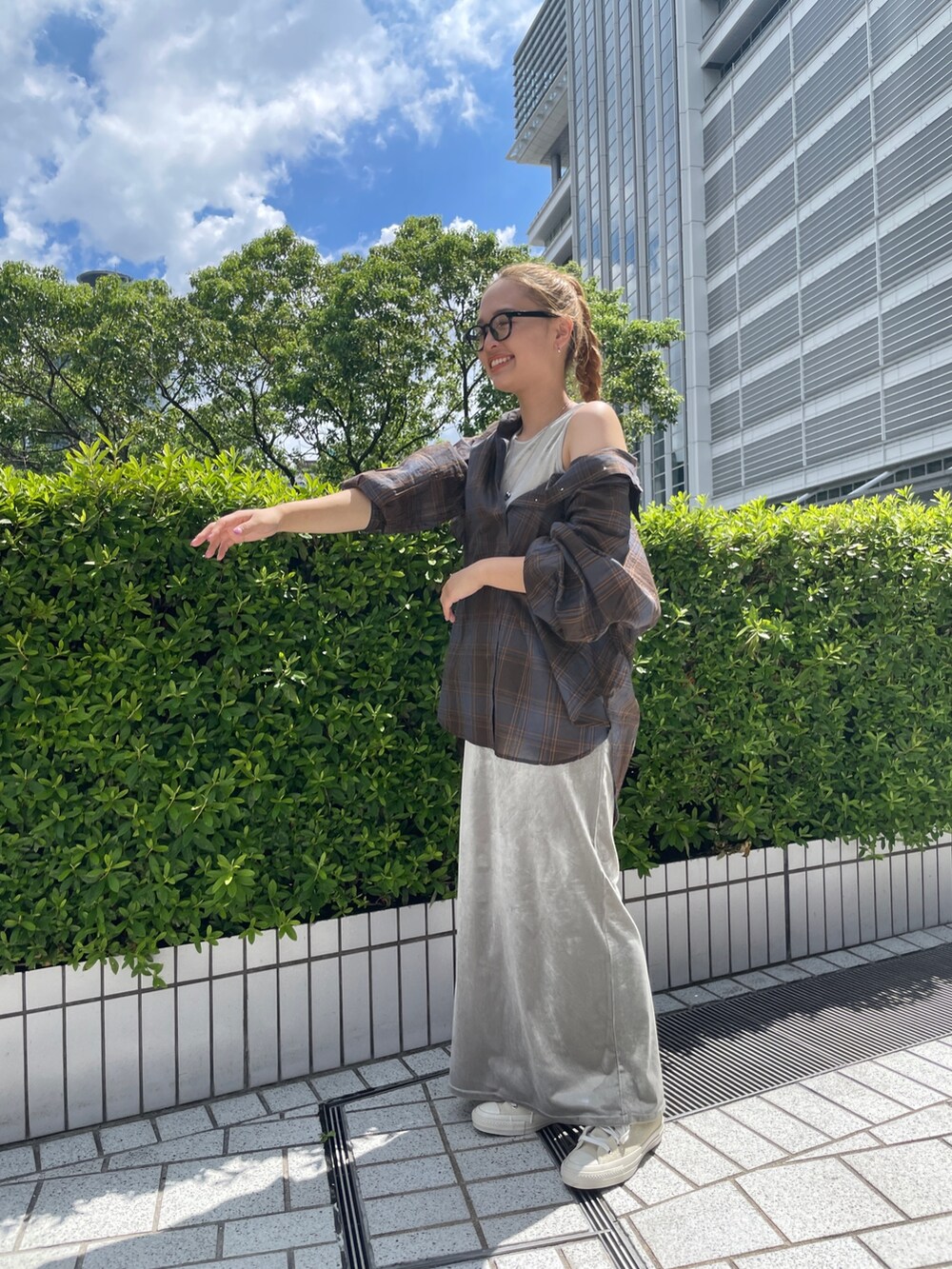 ブラウン系のシャツ/ブラウス、グレー系のワンピース、ホワイト系のスニーカーを着用したレディースの夏コーディネートの4枚目の写真