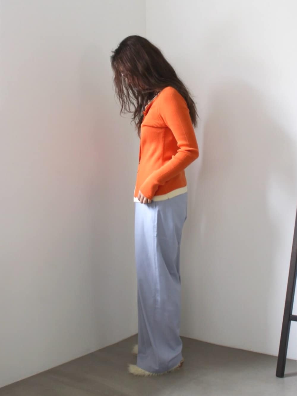 ホワイト系のその他シューズ、オレンジ系のカーディガン/ボレロ、ブルー系のその他パンツを着用したレディースの夏コーディネートの2枚目の写真