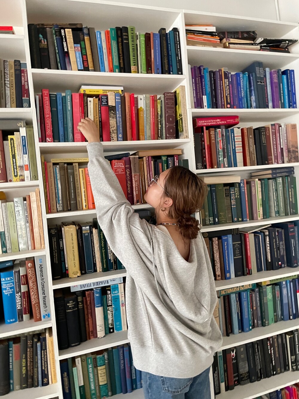 ブルー系のデニムパンツ、ブラック系のキャミソール、グレー系のパーカーを着用したレディースの夏コーディネートの5枚目の写真