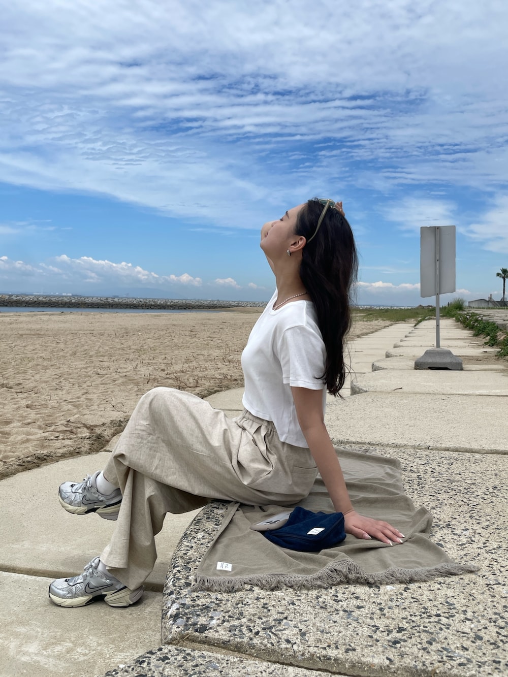 ホワイト系のTシャツ/カットソー、ベージュ系のその他パンツを着用したレディースの春コーディネートの2枚目の写真