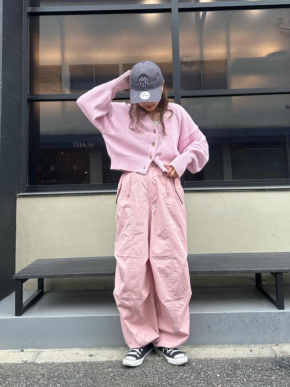 ピンク系のカーディガン/ボレロ、ピンク系のその他パンツを着用したレディースの冬コーディネートの5枚目の写真