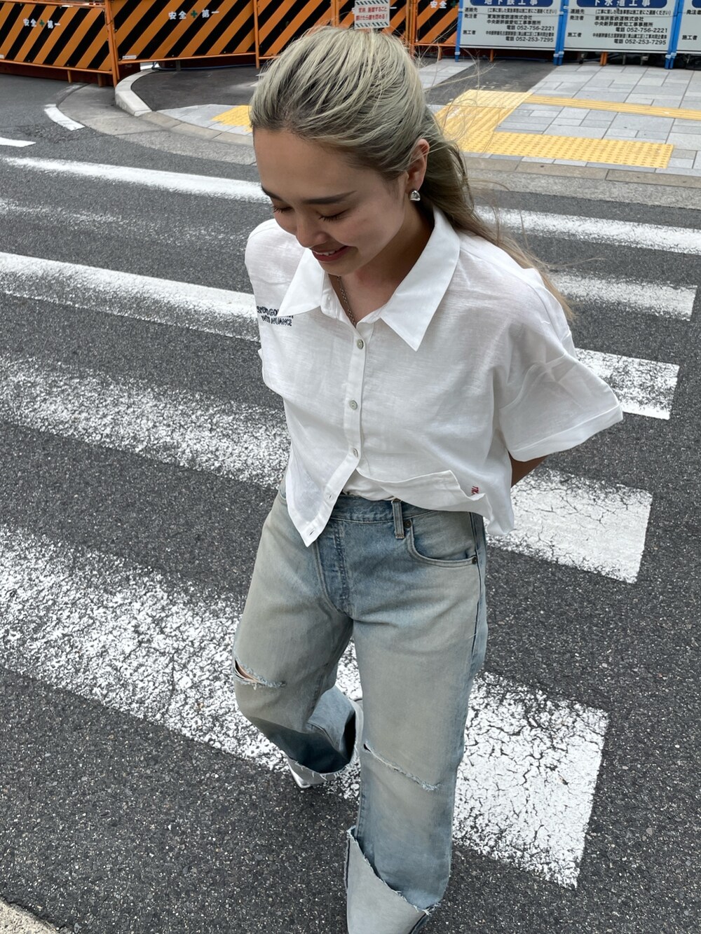 シルバー系のサンダル、ブルー系のデニムパンツ、ホワイト系のシャツ/ブラウスを着用したレディースの夏コーディネートの2枚目の写真