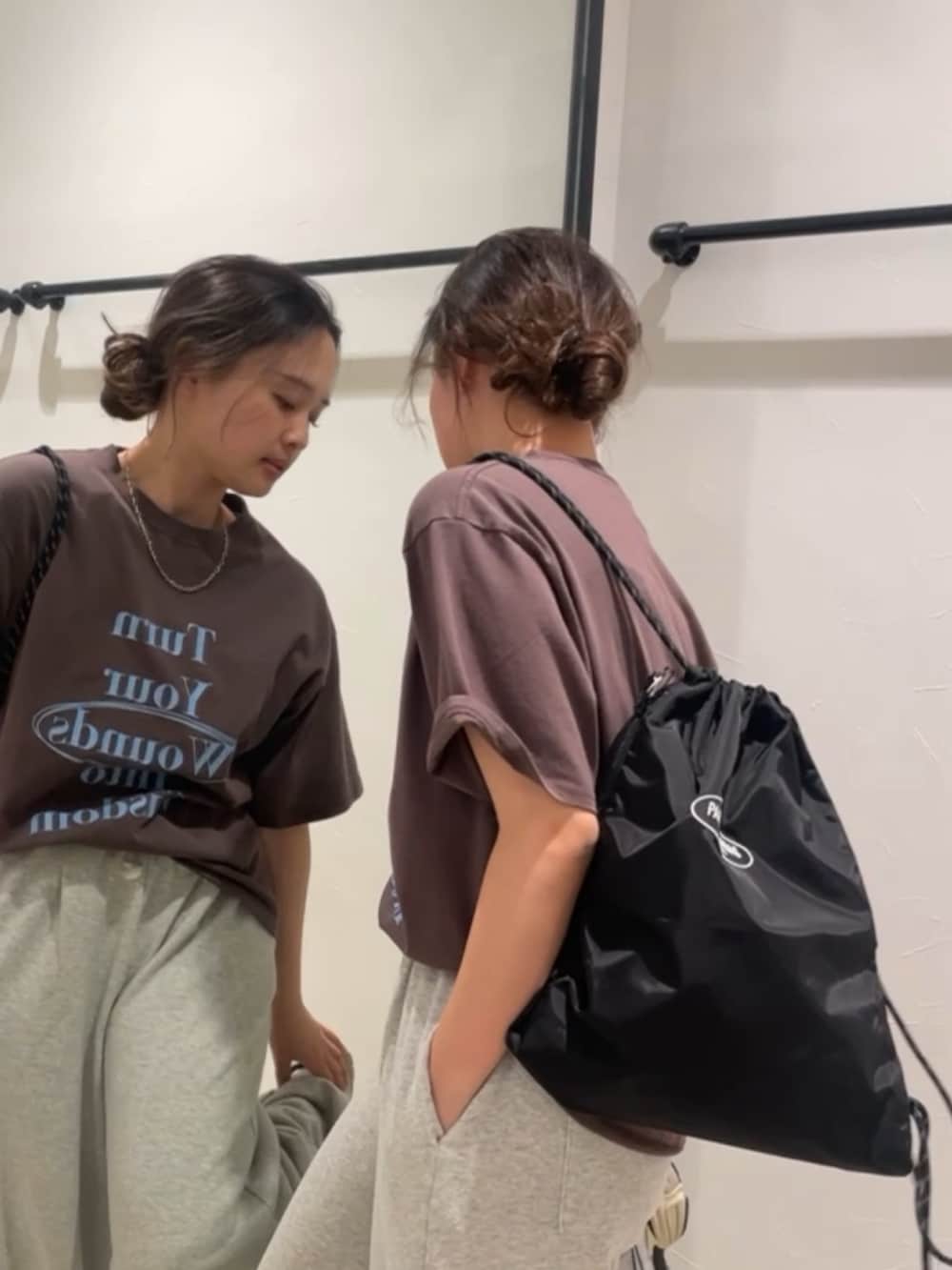 ブラウン系のTシャツ/カットソー、ホワイト系のスウェットパンツを着用したレディースの春コーディネートの2枚目の写真