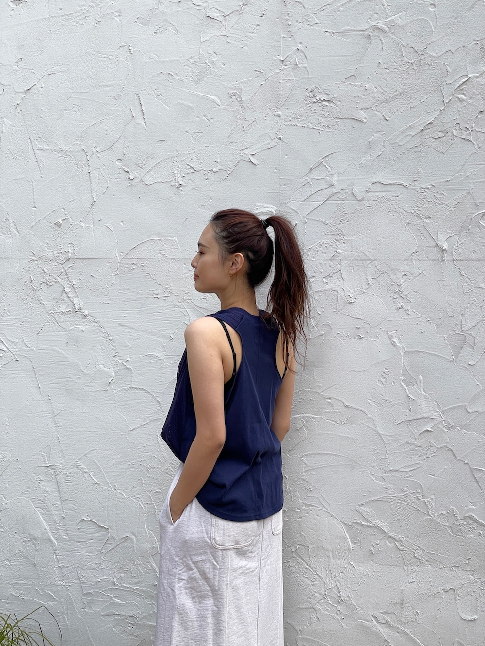 ブルー系のタンクトップ、ホワイト系のスカート、その他のサンダルを着用したレディースの春コーディネートの5枚目の写真