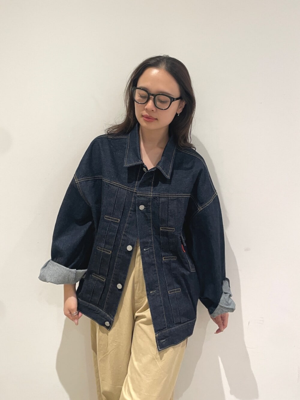 ベージュ系のその他パンツ、ブラック系のブーツ、ブルー系のデニムジャケットを着用したレディースの夏コーディネートの5枚目の写真