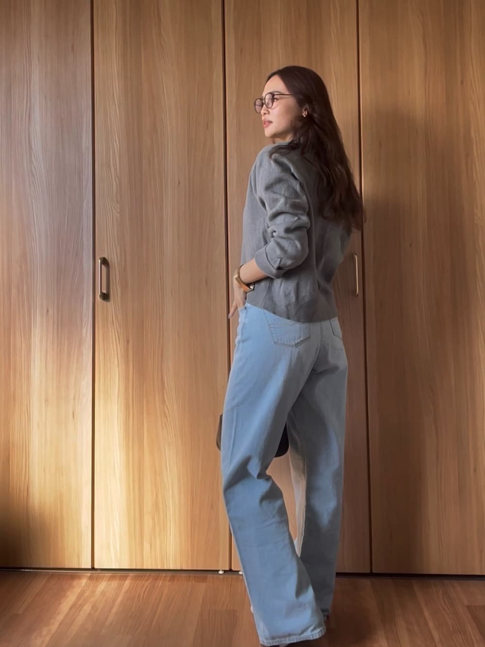 ブルー系のデニムパンツを着用したレディースの冬コーディネートの2枚目の写真