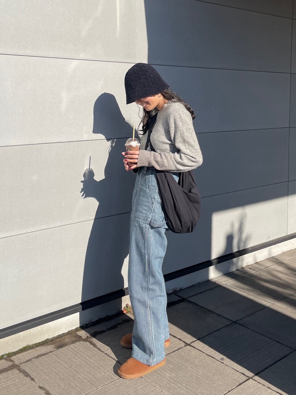 その他のデニムパンツ、ブラック系のショルダーバッグ、シルバー系のネックレスを着用したレディースの冬コーディネートの2枚目の写真