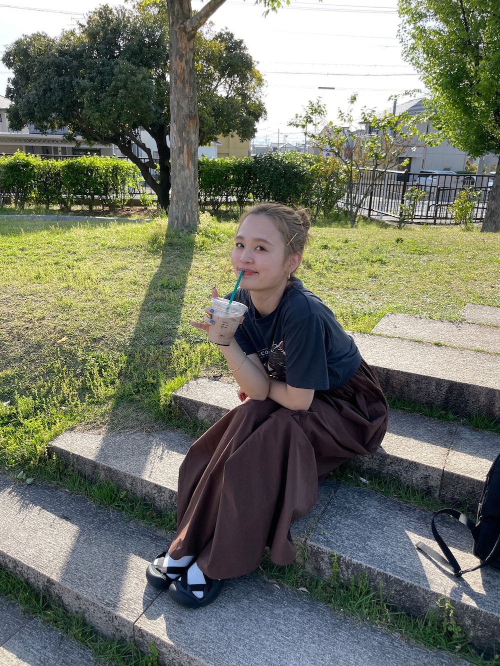 グレー系のTシャツ/カットソー、ブラウン系のワンピースを着用したレディースの春コーディネートの2枚目の写真