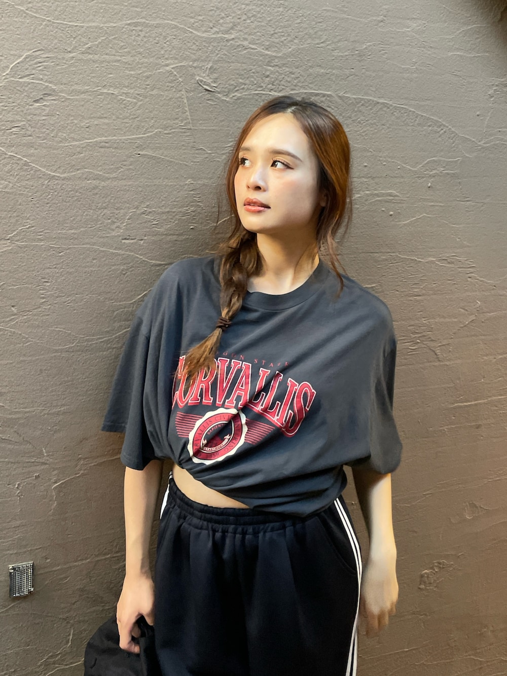 グレー系のTシャツ/カットソー、ブルー系のその他パンツを着用したレディースの夏コーディネートの3枚目の写真