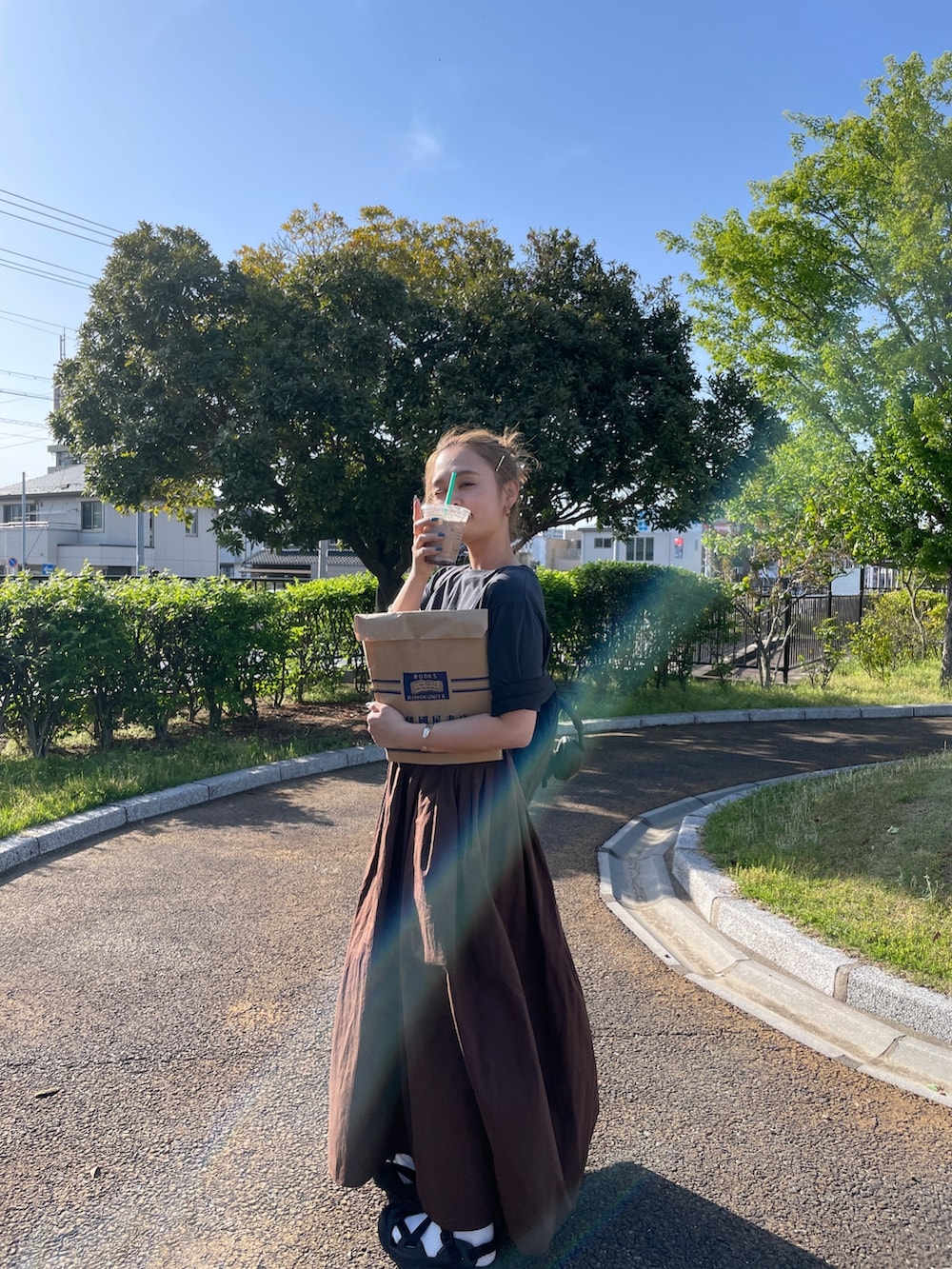 グレー系のTシャツ/カットソー、ブラウン系のワンピースを着用したレディースの春コーディネートの4枚目の写真