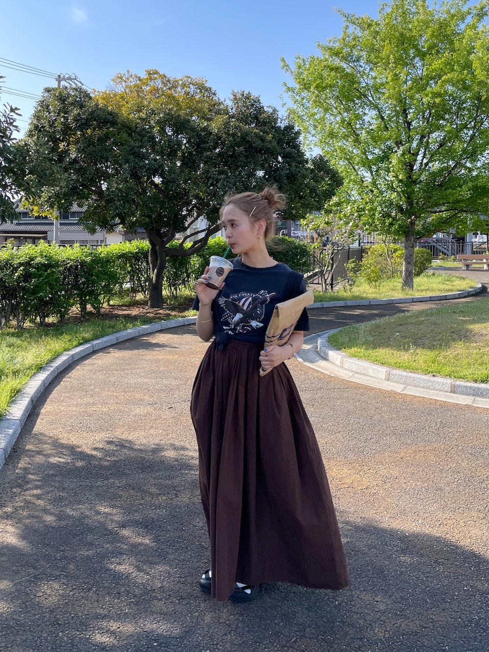 グレー系のTシャツ/カットソー、ブラウン系のワンピースを着用したレディースの春コーディネートの7枚目の写真