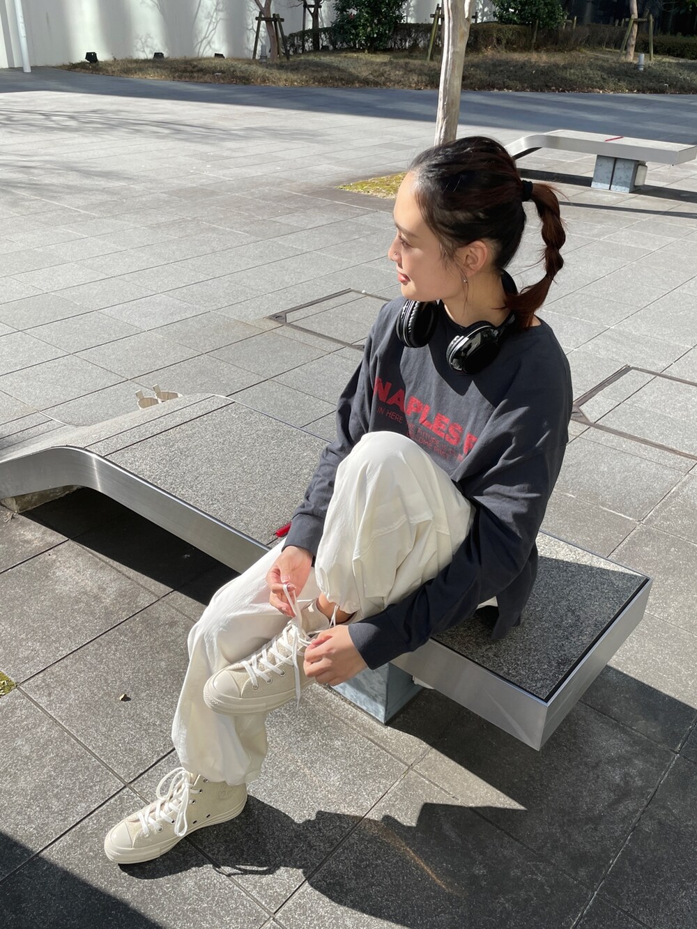グレー系のTシャツ/カットソー、ピンク系のカーゴパンツ、ホワイト系のスニーカーを着用したレディースの冬コーディネートの3枚目の写真