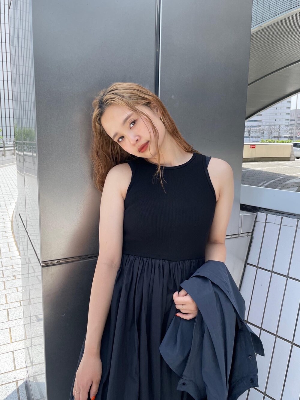 ブラック系のワンピース、グレー系のテーラードジャケットを着用したレディースの春コーディネートの2枚目の写真