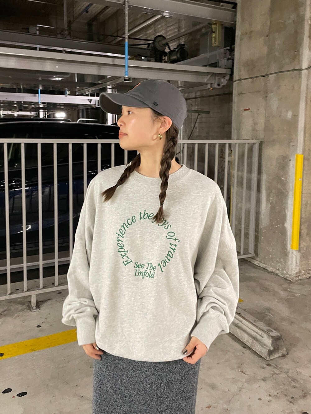 グレー系のスウェット、グレー系のスカートを着用したレディースの冬コーディネートの5枚目の写真