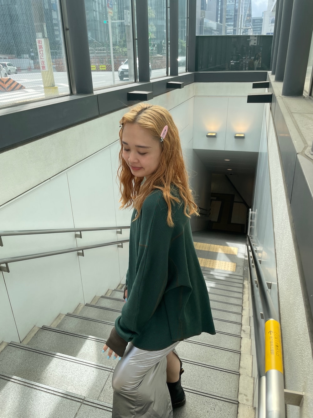 シルバー系のスカート、グリーン系のTシャツ/カットソーを着用したレディースの夏コーディネートの7枚目の写真