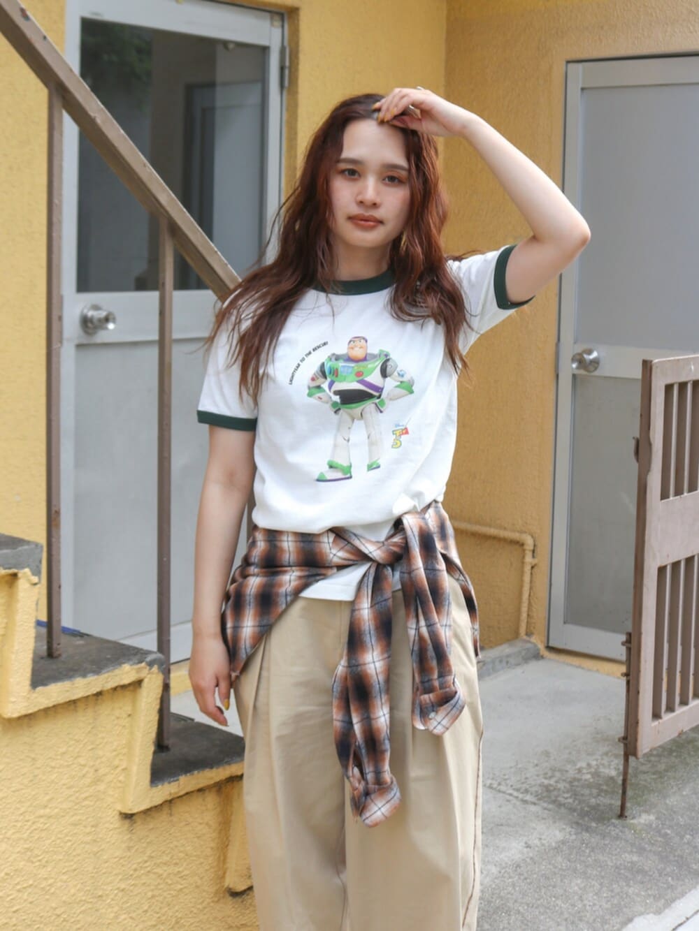 ホワイト系のその他シューズ、グリーン系のTシャツ/カットソー、ブラウン系のシャツ/ブラウスを着用したレディースの夏コーディネートの4枚目の写真