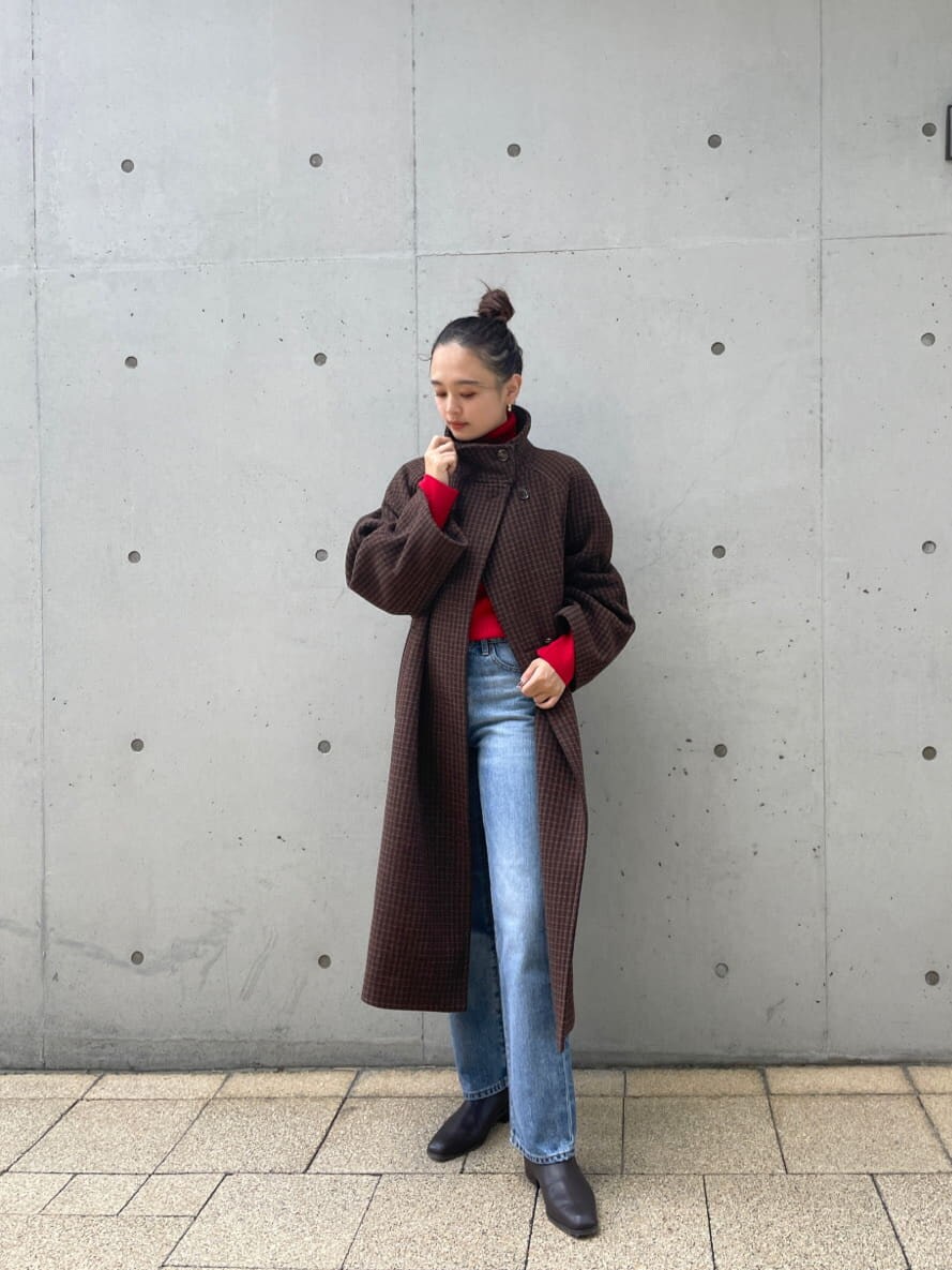 ブルー系のデニムパンツ、ブラウン系のその他アウター、レッド系のニット/セーターを着用したレディースの秋コーディネートの8枚目の写真