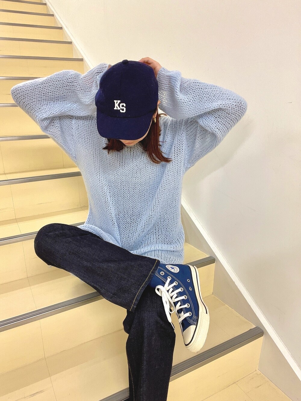 ブルー系のデニムパンツ、ブルー系のニット/セーターを着用したレディースの冬コーディネートの5枚目の写真