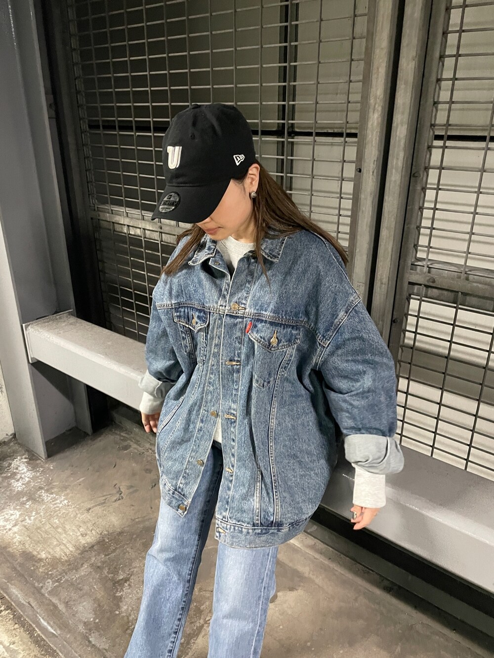 ブルー系のデニムジャケット、ブルー系のデニムパンツ、グレー系のスウェットを着用したレディースの冬コーディネートの5枚目の写真