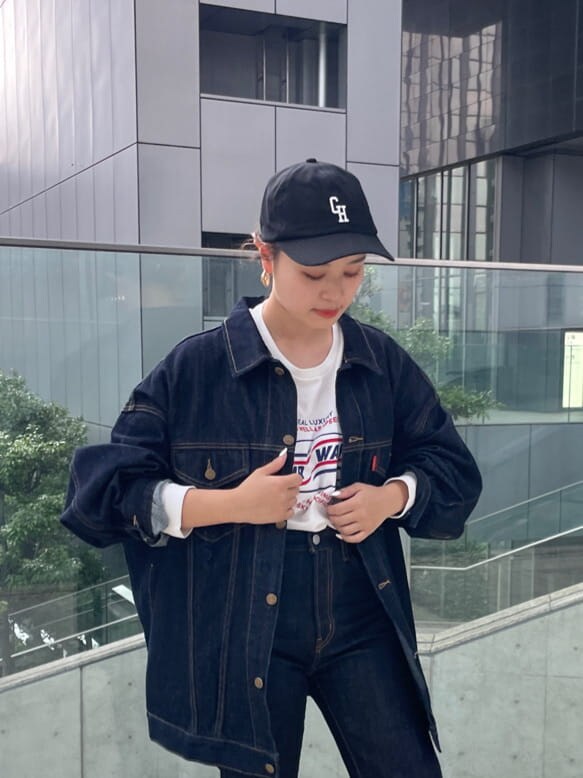 ブルー系のデニムジャケット、ブルー系のデニムパンツ、ホワイト系のTシャツ/カットソーを着用したレディースの夏コーディネートの6枚目の写真