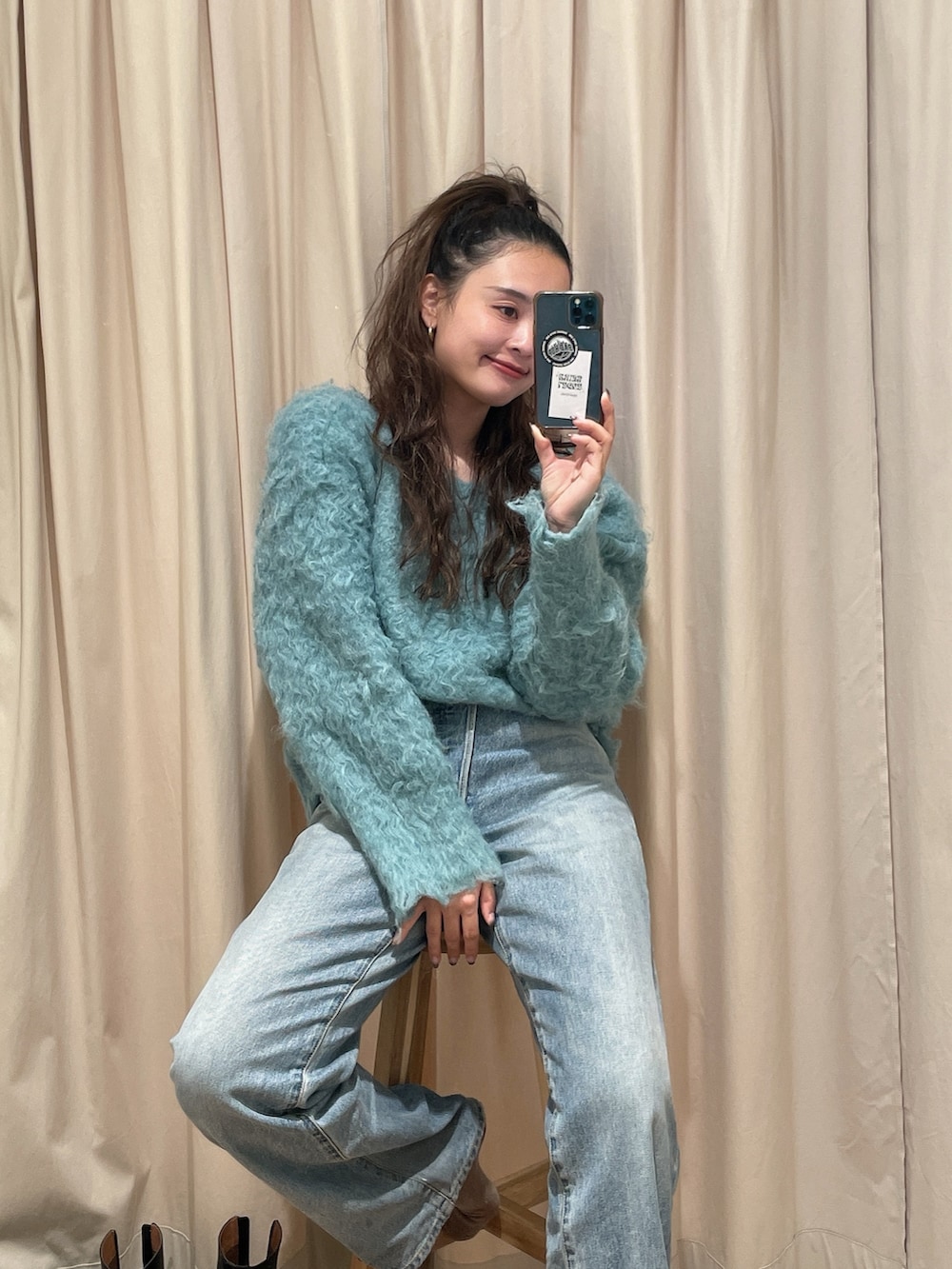 ブルー系のデニムパンツ、ブルー系のニット/セーターを着用したレディースの冬コーディネートの2枚目の写真