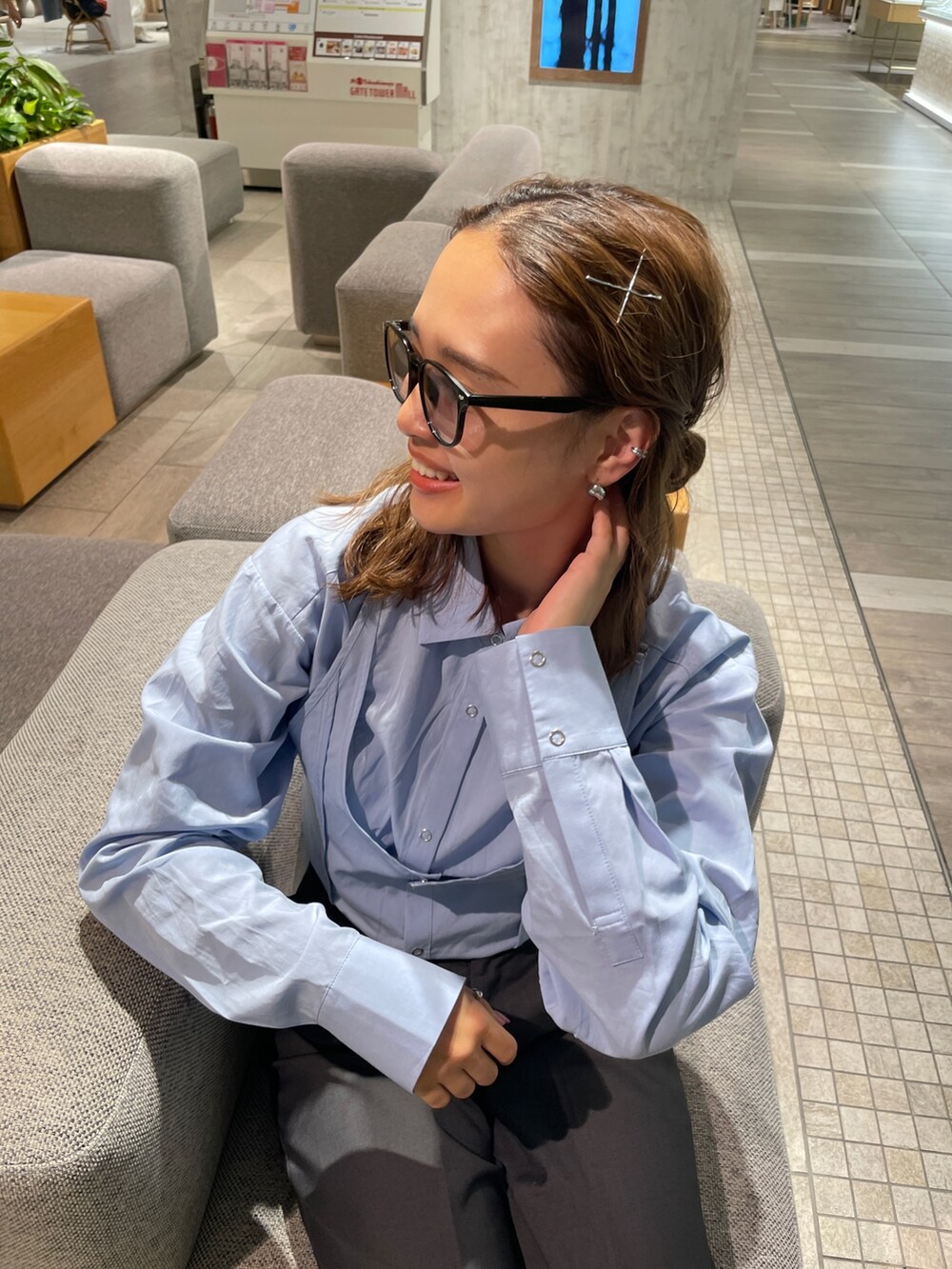 ブルー系のシャツ/ブラウス、グレー系のその他パンツを着用したレディースの秋コーディネートの2枚目の写真