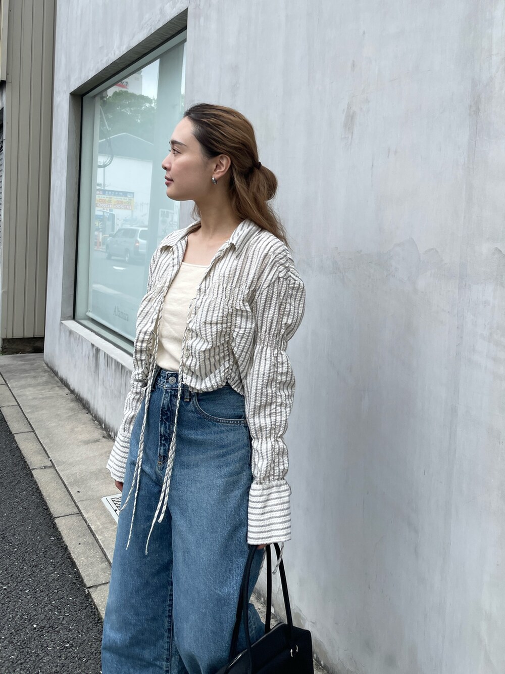 その他のシャツ/ブラウス、ブルー系のデニムパンツを着用したレディースの秋コーディネートの5枚目の写真