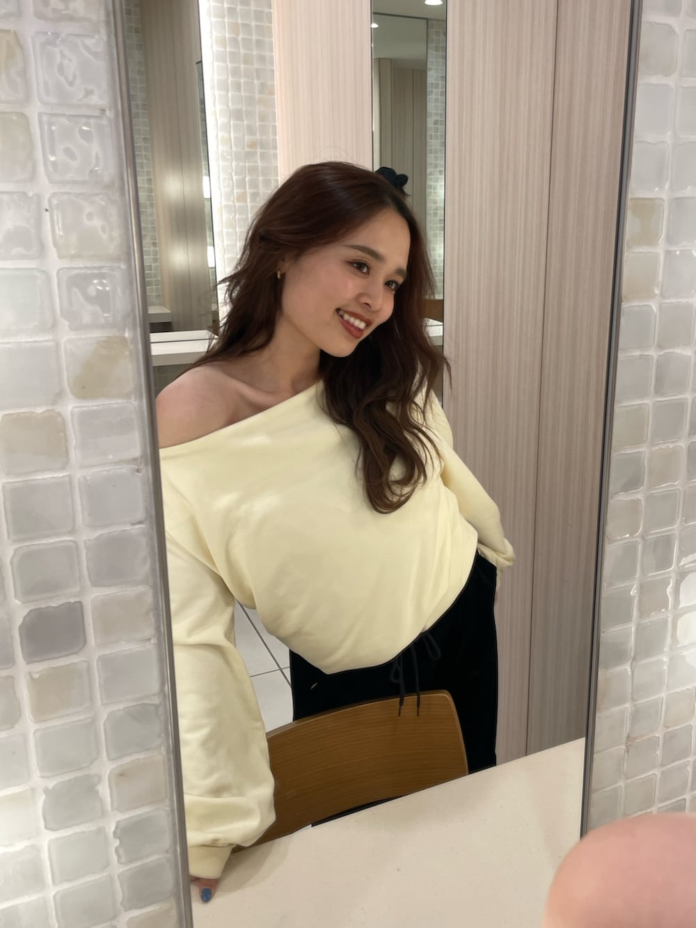 ホワイト系のTシャツ/カットソーを着用したレディースの冬コーディネートの3枚目の写真