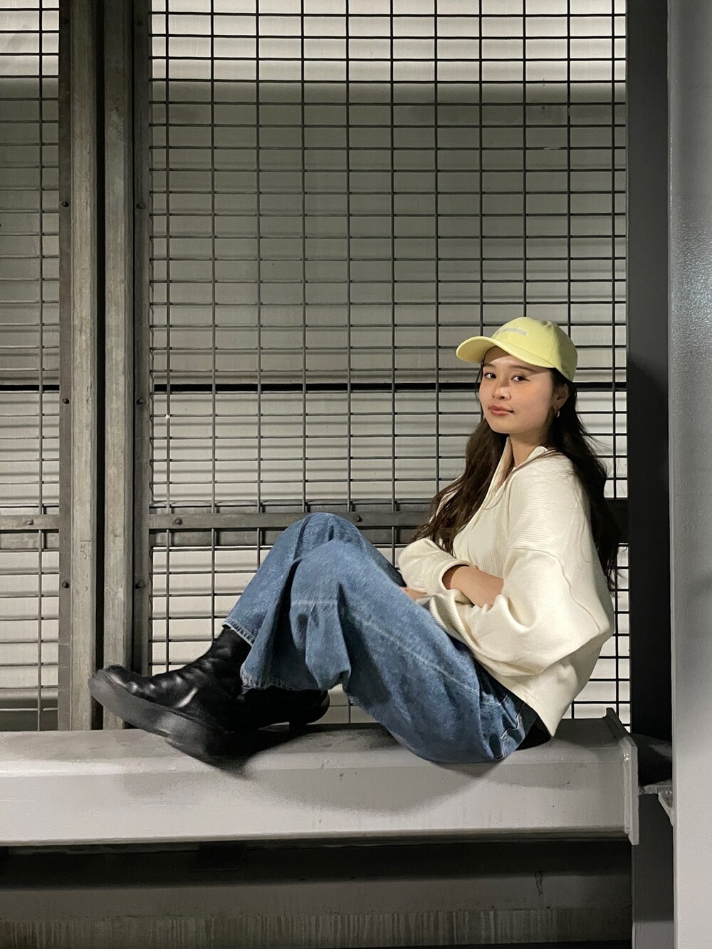 ホワイト系のTシャツ/カットソー、ブルー系のデニムパンツを着用したレディースの冬コーディネートの7枚目の写真