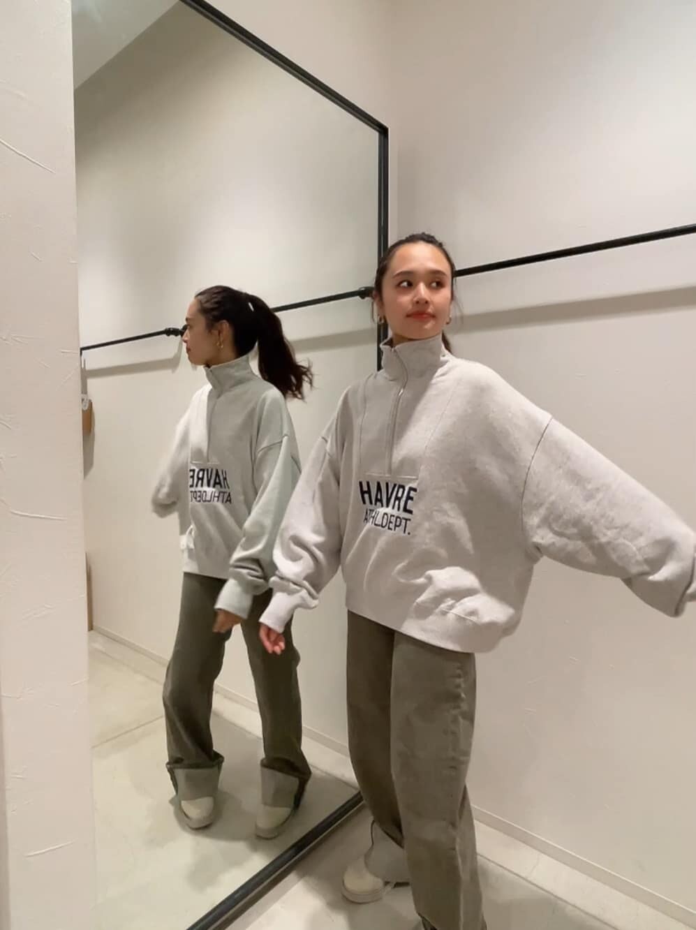 ベージュ系のデニムパンツ、グレー系のスウェットを着用したレディースの秋コーディネートの3枚目の写真