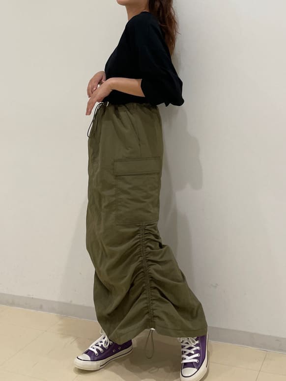 ブラック系のTシャツ/カットソー、ベージュ系のスカートを着用したレディースの秋コーディネートの4枚目の写真