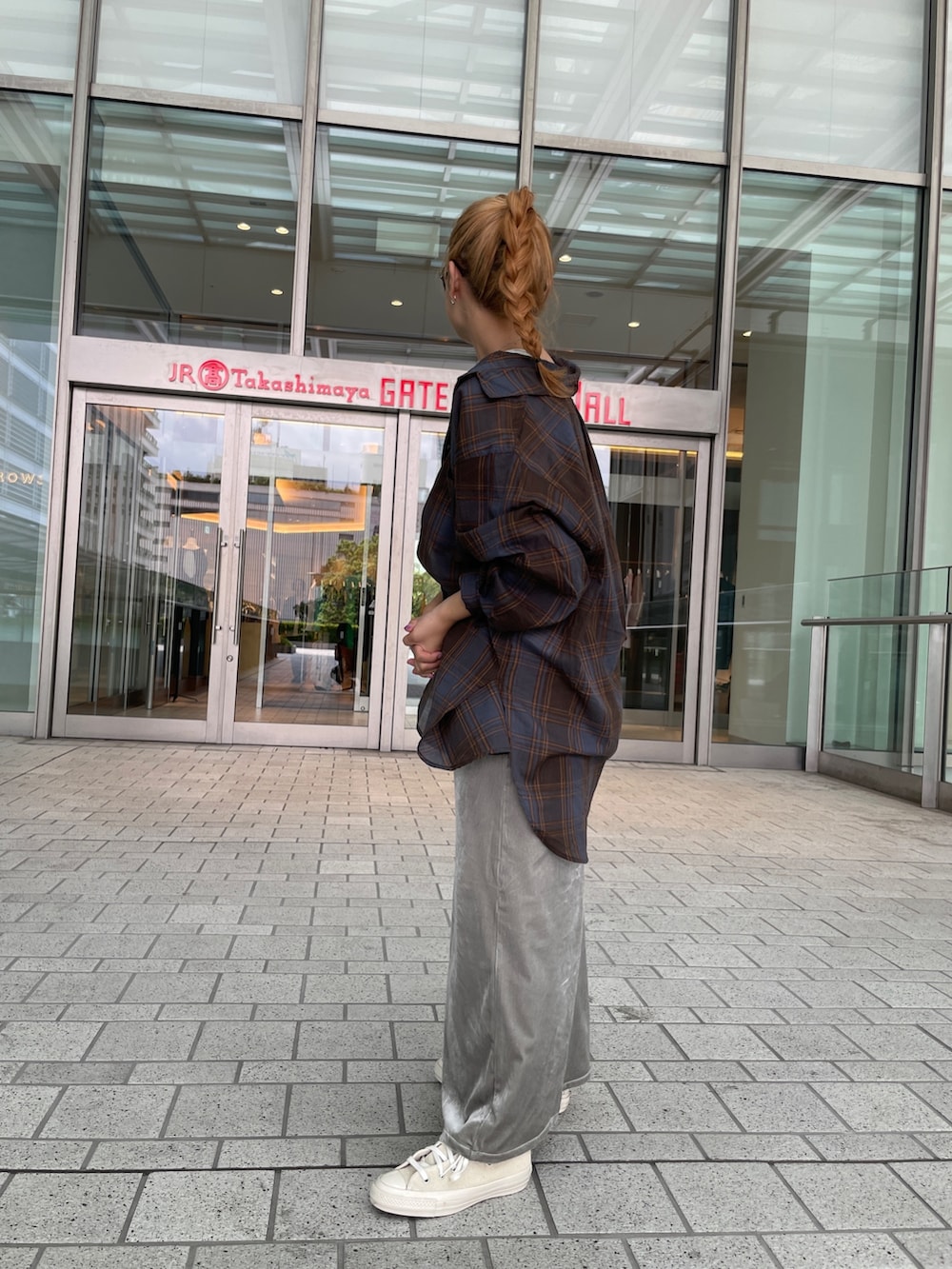 ブラウン系のシャツ/ブラウス、グレー系のワンピース、ホワイト系のスニーカーを着用したレディースの夏コーディネートの5枚目の写真