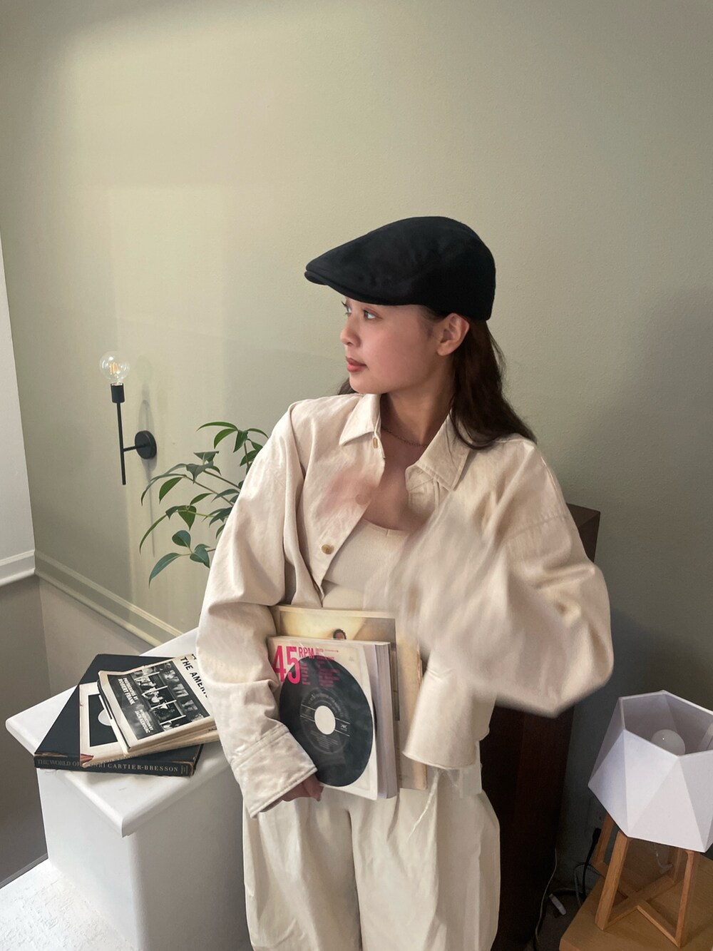 ホワイト系のシャツ/ブラウス、ホワイト系のチノパンツを着用したレディースの冬コーディネートの4枚目の写真