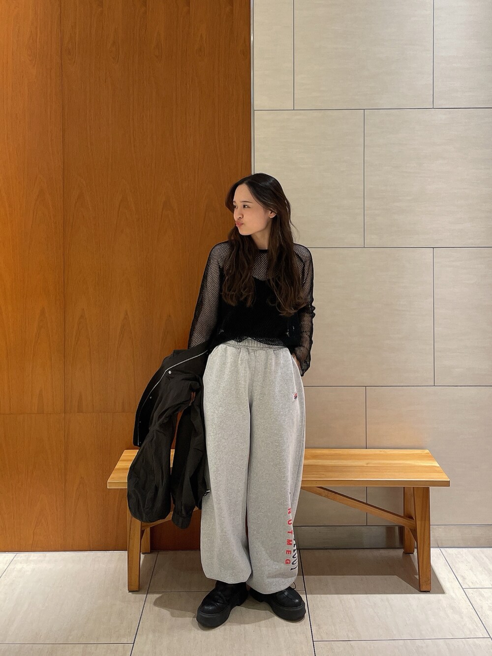 ブラック系のTシャツ/カットソー、グレー系のスウェットパンツ、ブラック系のキャミソールを着用したレディースの春コーディネートの4枚目の写真