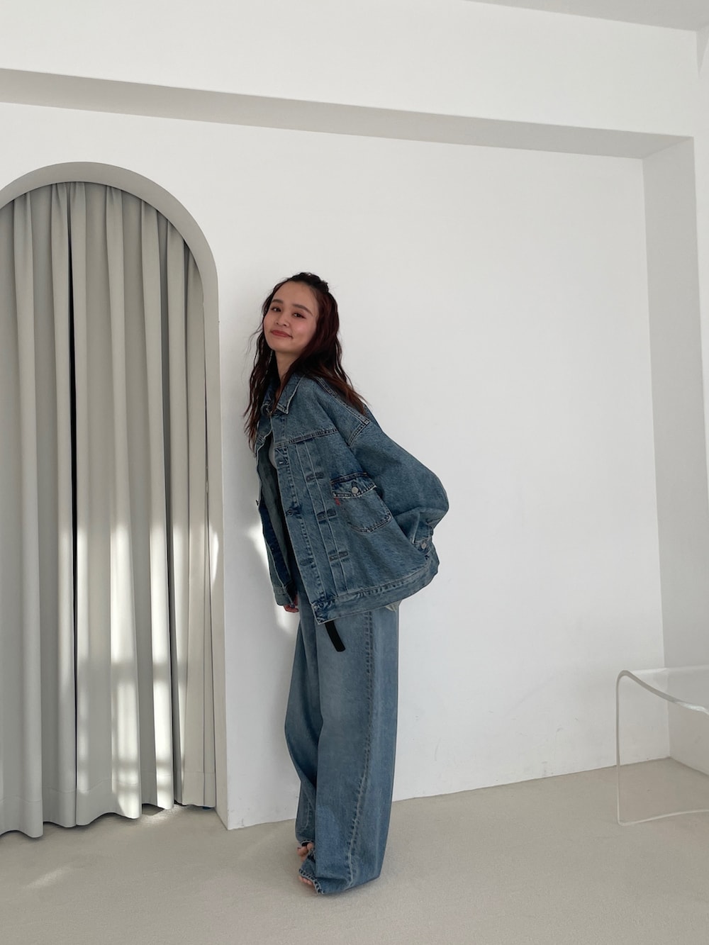 ブルー系のデニムジャケット、ブルー系のデニムパンツを着用したレディースの冬コーディネートの3枚目の写真