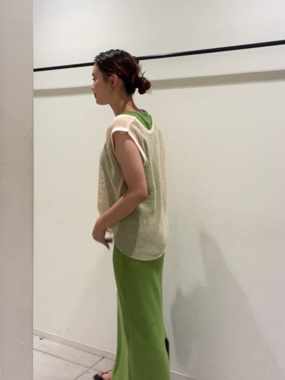 グリーン系のワンピース、ベージュ系のタンクトップ、ブラック系のサンダルを着用したレディースの夏コーディネートの3枚目の写真