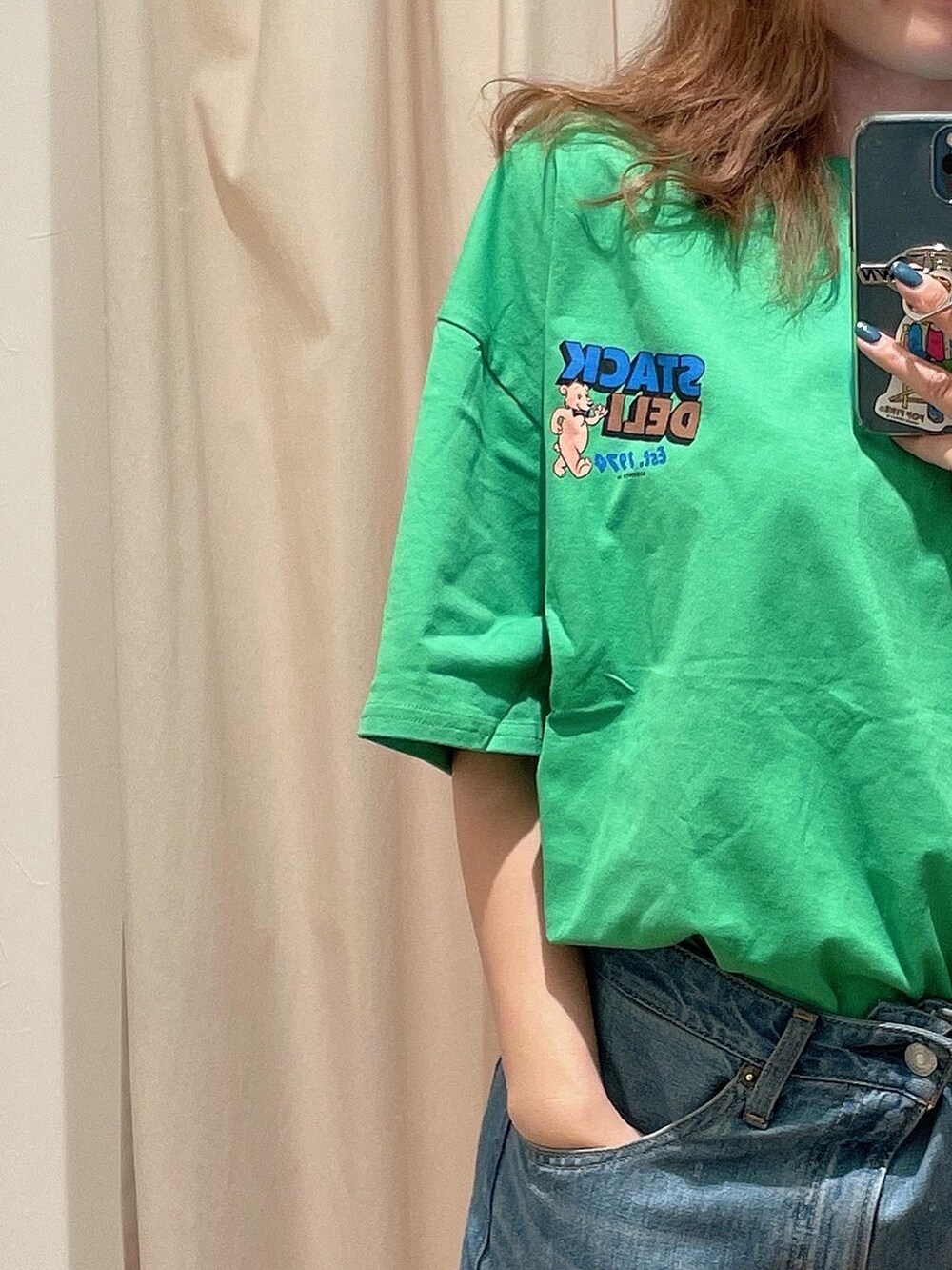 ブルー系のデニムパンツ、グリーン系のTシャツ/カットソーを着用したレディースの春コーディネートの3枚目の写真