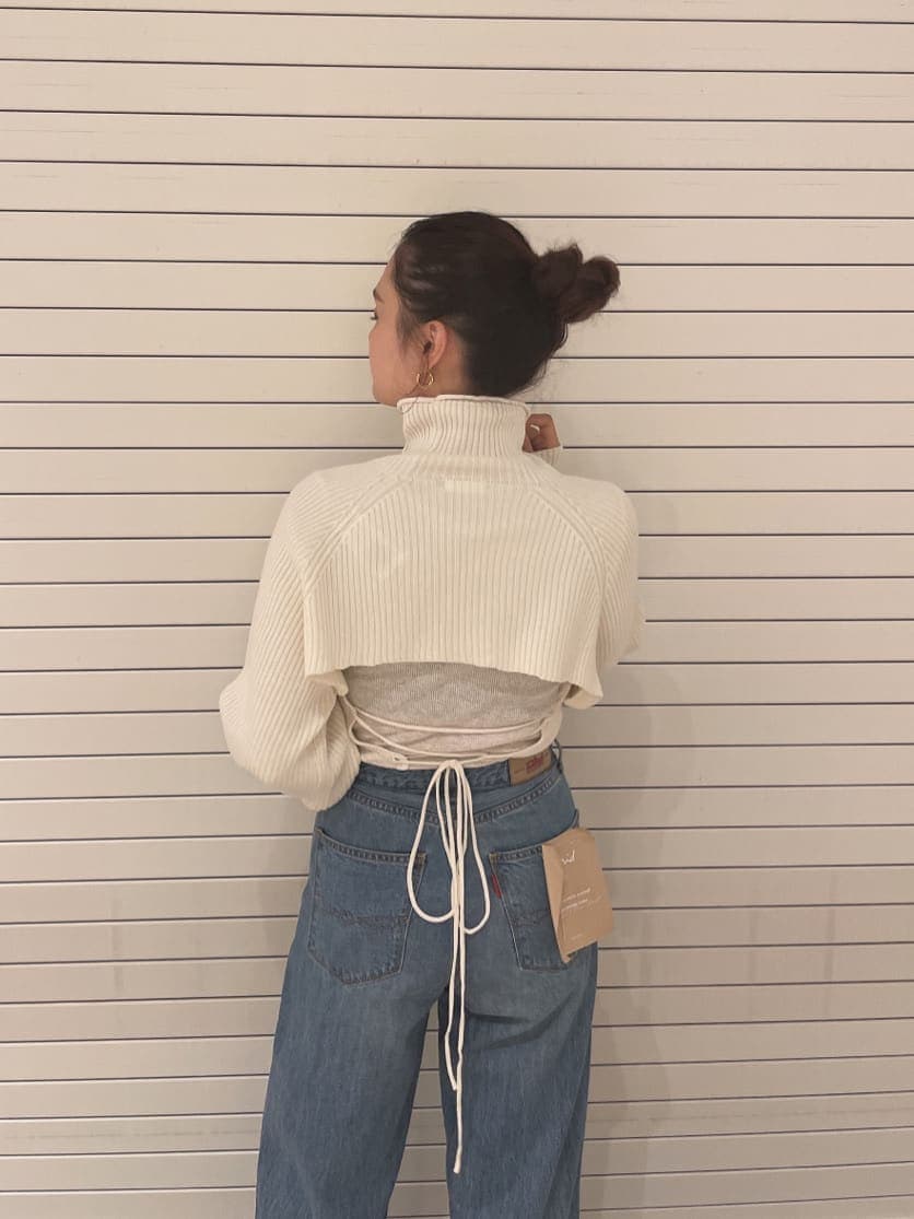 ブルー系のデニムパンツ、ホワイト系のTシャツ/カットソー、ホワイト系のワンピースを着用したレディースの秋コーディネートの5枚目の写真